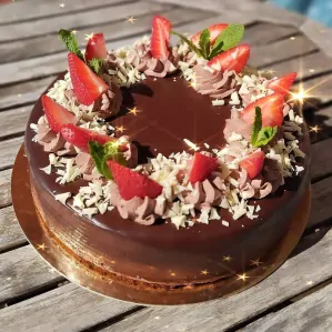 Čokoládový s jahodami bez lepku vel. M 21cm